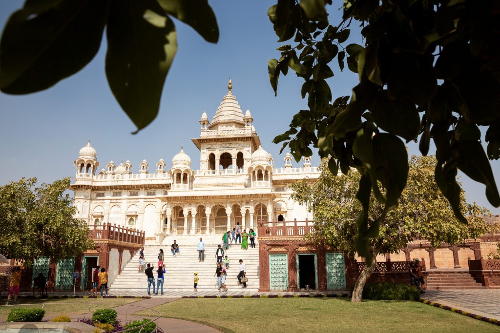 Vordergrund macht Bild gesund. Auf unserer Fotoreise Indien kannst du beim Jaswant Thada in Jodhpur mit einem natürlichen Vordergrund spielen.