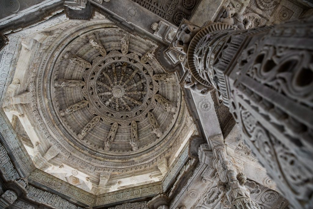 In Ranakpur fotografieren wir die bekannten Jain-Tempel. Die Tempelanlage wurde im 15. Jahrhundert errichtet und umfasst 29 Hallen, die von 200 Säulen getragen werden.