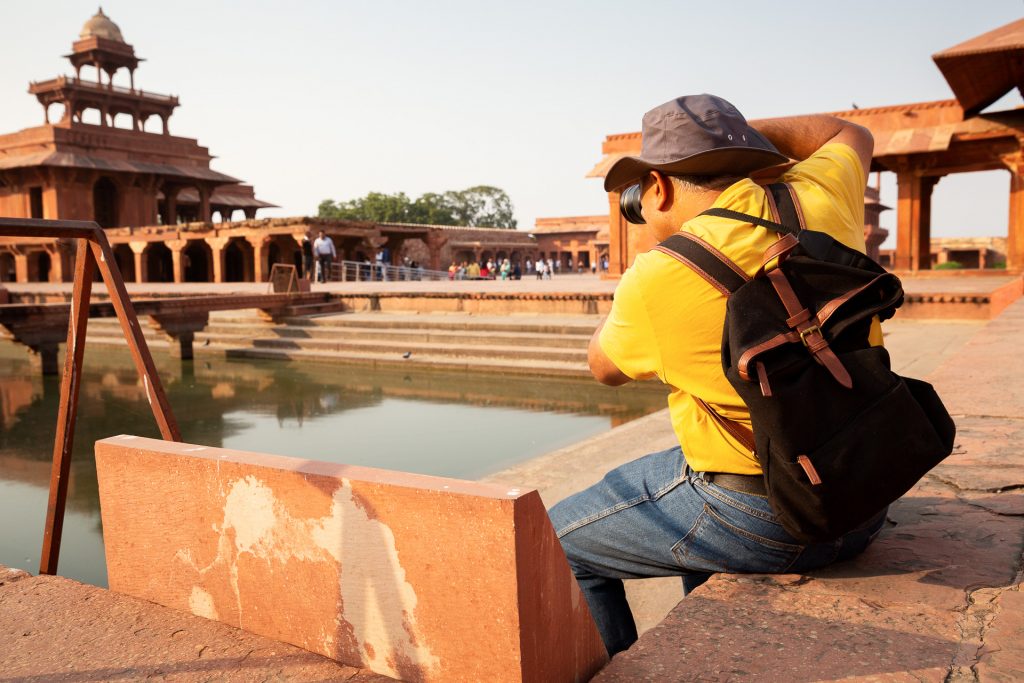 Wir fotografieren in der Geisterstadt Fatehpur Sikri, einem Weltkulturerbe, das von Akbar errichtet wurde.