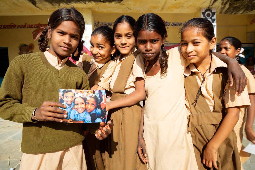 Wir besuchen eine Schule in der Nähe von Udaipur und verteilen die Fotos der letzten Fotoreise.