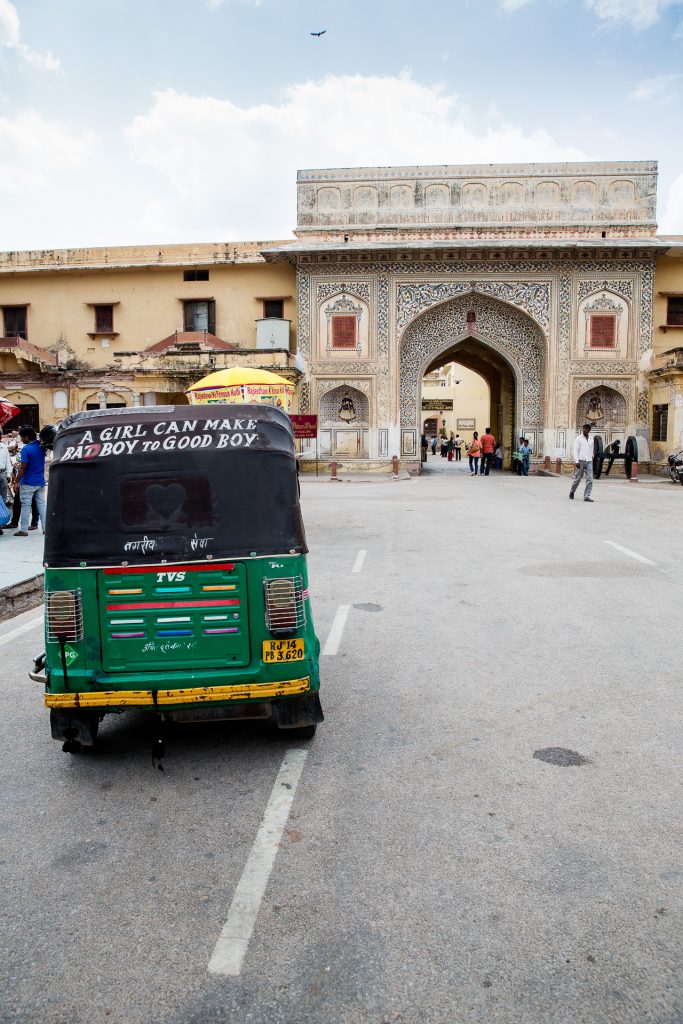 In der pinken Stadt Jaipur streifen wir durch den City Palace und fotografieren das bunte Straßenleben.