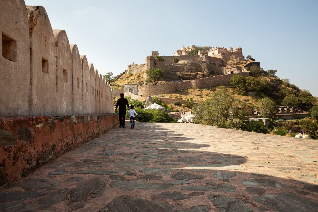 Wir halten auf unserer Fotoreise Indien beim eindrucksvollen Kumbhalgarh Fort, von dessen Dach man einen grandiosen Ausblick auf die Umgebung bekommt.