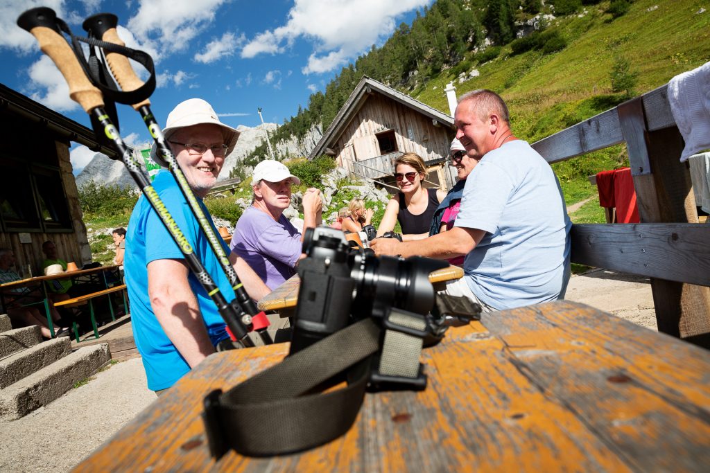 Die Pühringerhütte ist bewirtschaftet. Nach einem gemeinsamen Essen kannst du die Füße bis zum Abend hochlegen und die Berge um dich herum genießen.