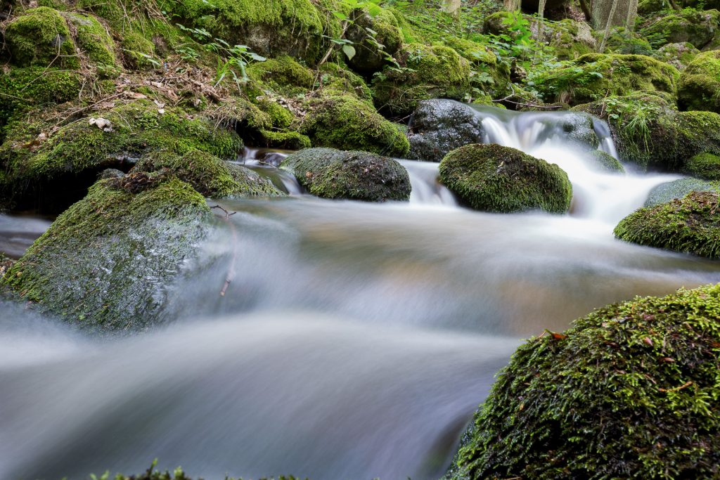 Lerne die Kunst der Langzeitbelichtung zu meistern. Von langsam bis schnell fließendem Wasser.