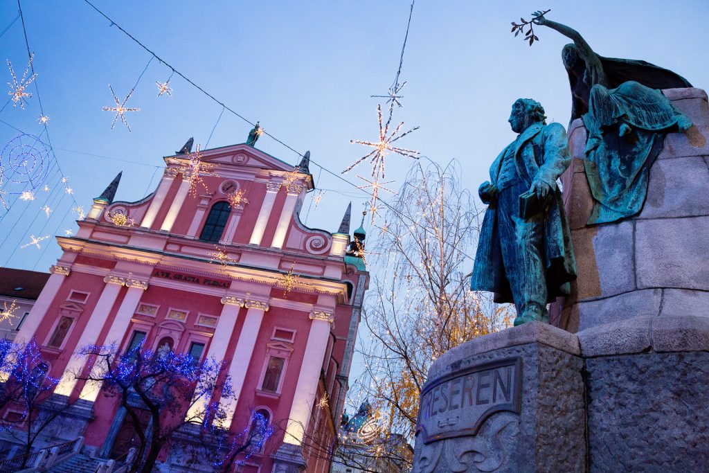 Unsere Fotoreisen Winter-Saison eröffnen wir in Sloweniens Hauptstadt. Banne das Lichterfest von Ljubljana auf Bild. Eine genussvolle Fotoreise inklusive Bootsfahrt.