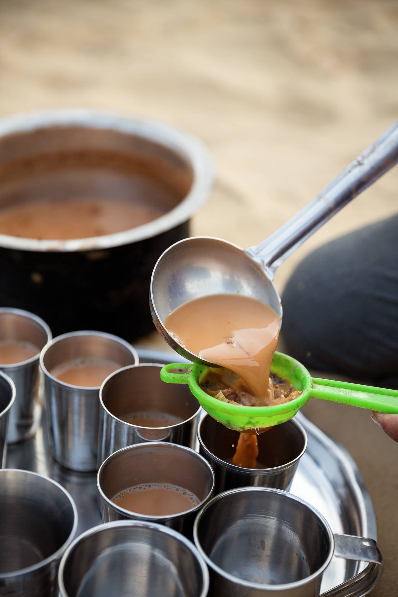 Für einen Chai ist in Indien immer Zeit. Auch bei unserem Fotostreifzug in der Wüste Thar.