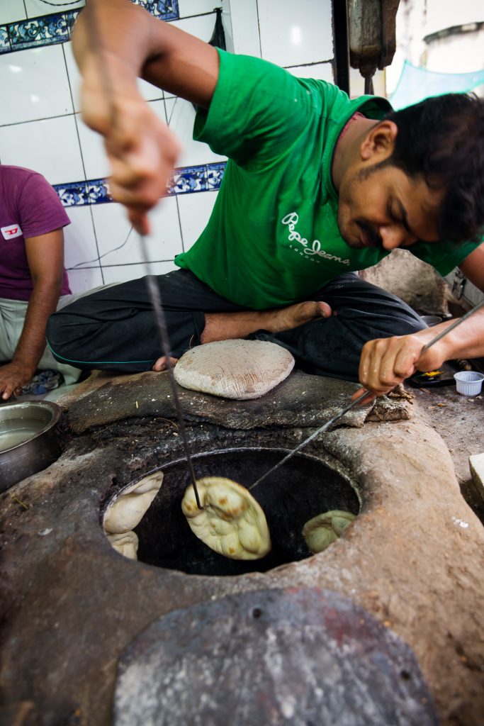 Chapati werden auf viele Arten zubereitet. Hier im Tandoori Ofen.