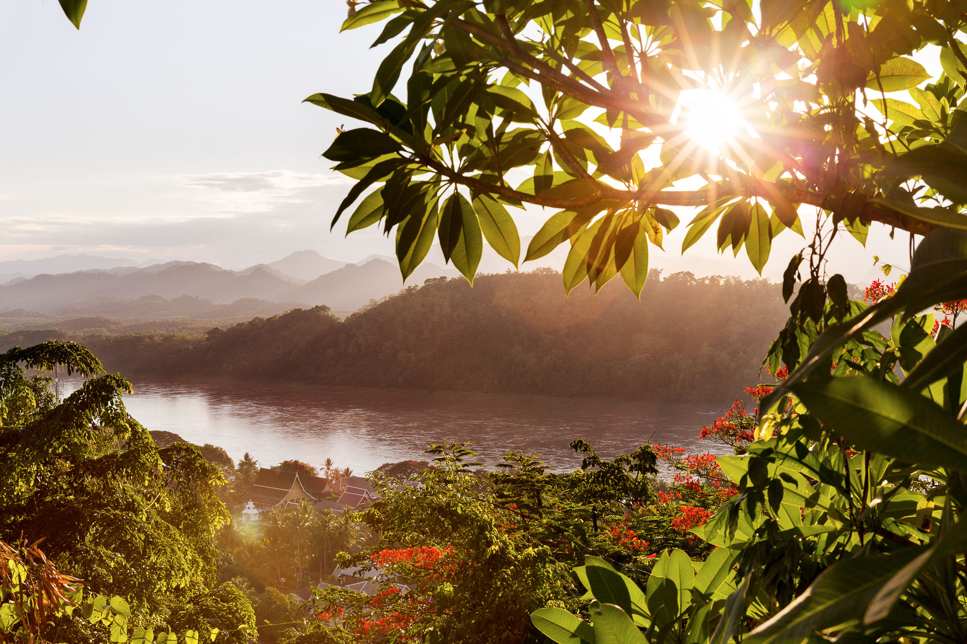 Die FOTOFÜCHSE Wunschorte. Die letzten Sonnenstrahlen über dem asiatischen Urwald und dem mächtigen Mekong in Luang Prabang am Mount Phousi genießen.