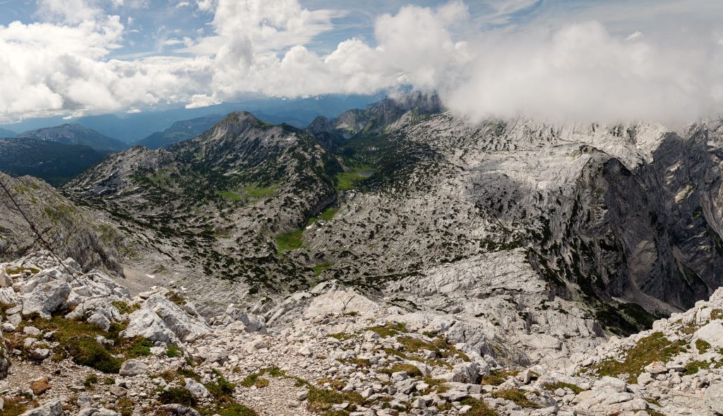 Die FOTOFÜCHSE Wunschorte. Am Rotgschirr in Österreich im Salzkammergut herumklettern und sich über die grandios weitläufige Aussicht freuen. Danach schnell zurück zur Pühringerhütte, wo Fotofuchs Tirza bereits mit einer Brettljause wartet.