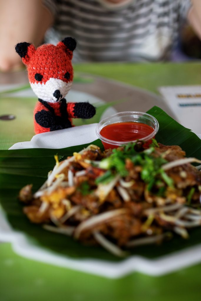 Die FOTOFÜCHSE Wunschorte. Bei Streetfood ist Finn sofort dabei! In Thailand bei einer besonderen Mittagspause auf einen schwimmenden Markt in Bangkok.