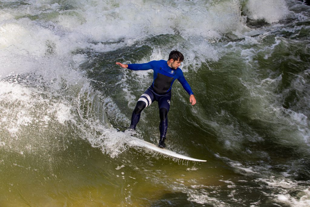 Fange mit uns actionreiche Szenen im Englischen Garten ein. Die Eis-Surfer bieten uns ein wunderbares Spektakel.