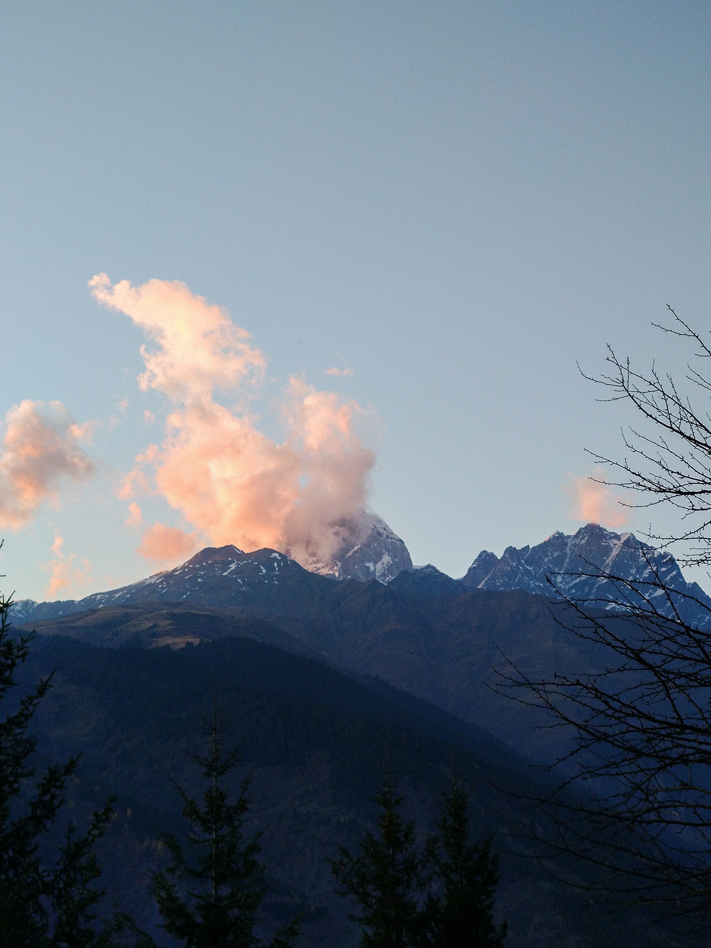 Eine Abendstimmung in den Bergen fotografiert mit einem manuell gewählten Weißabgleich, der die Farben so darstellt, wie sie wirklich ausgesehen haben.