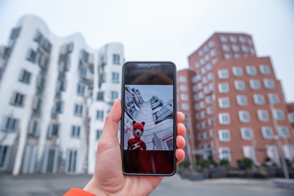 Teilnehmen kannst du bei unserem Fotokurs mit deiner Kamera und deiner Handykamera.