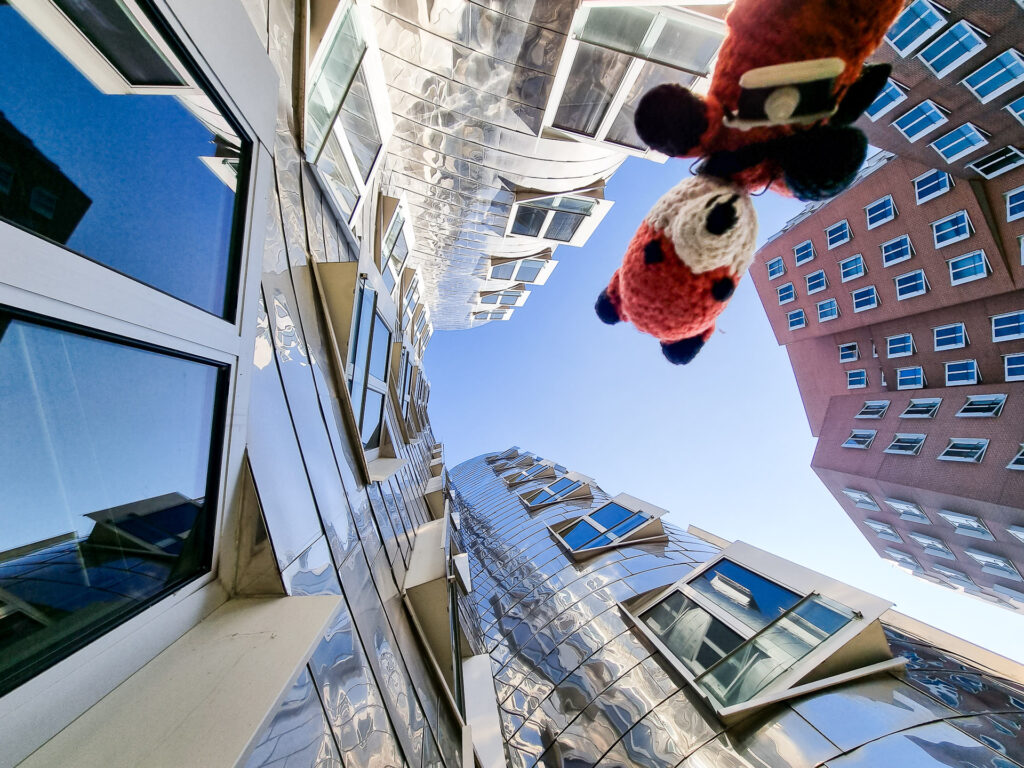 Bei unserem Fotokurs Architekturfotografie Kinder und Jugendliche Düsseldorf lernst du viele Tricks um deine Fotos noch spannender zu gestalten.