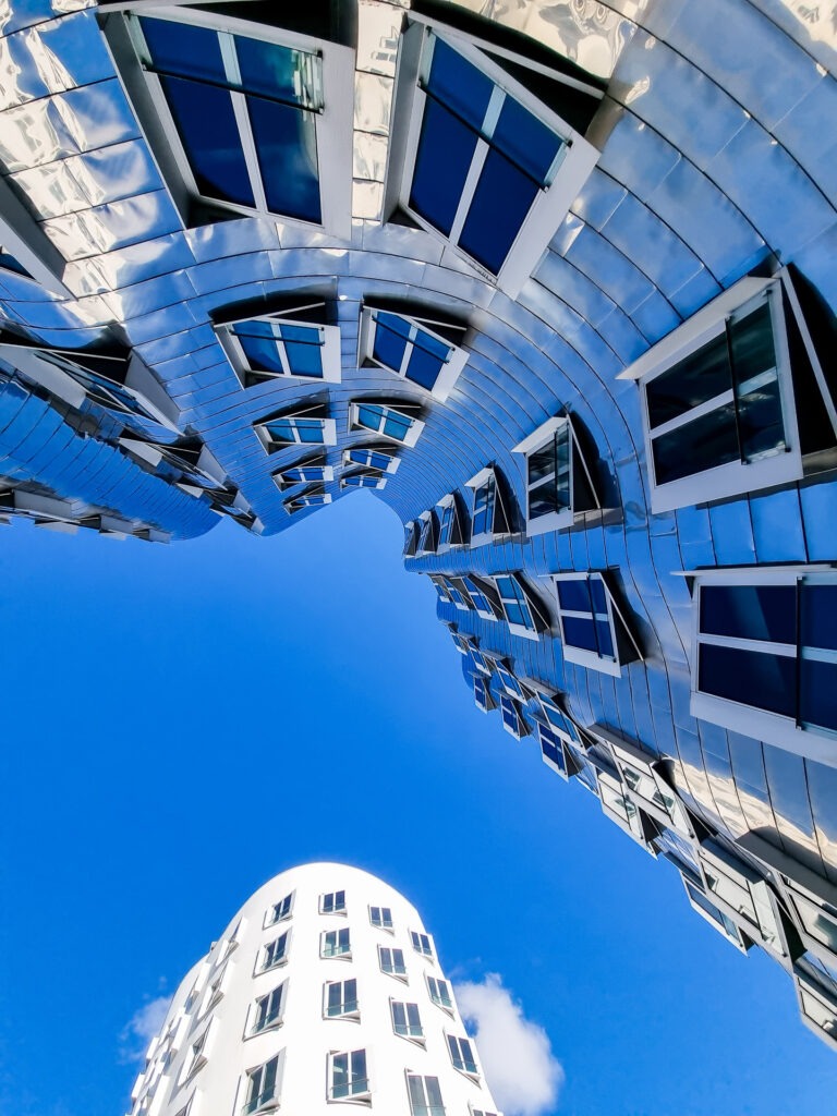 Mit dem Kopf in den Wolken fantastische Bildgeschichten in der Architekturfotografie finden. Wir zeigen dir, wie's geht.