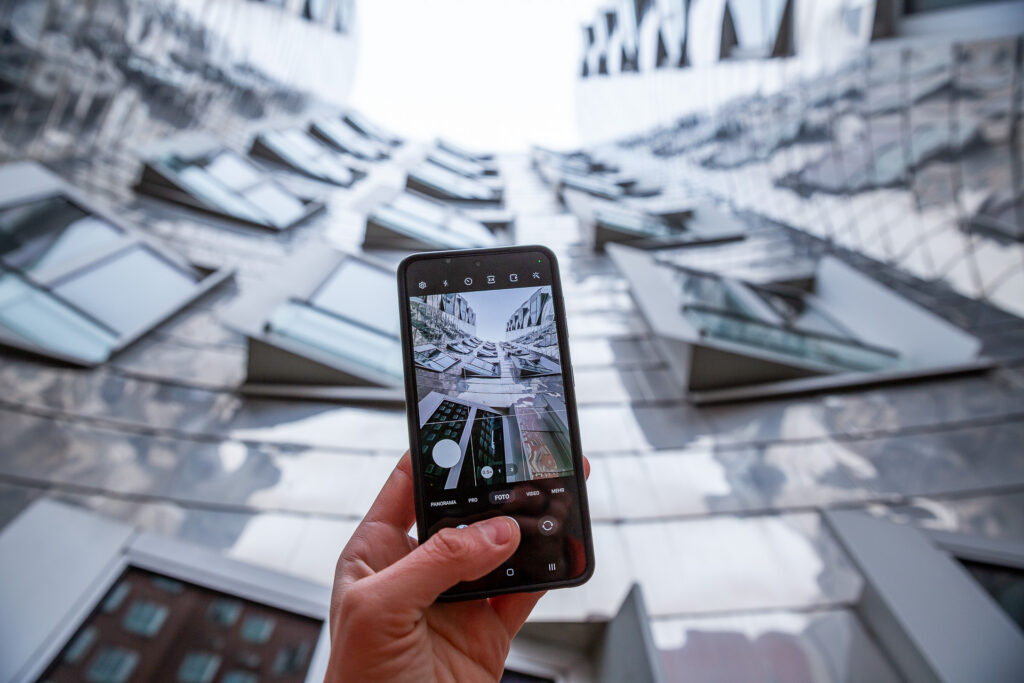 Bei unserem Fotokurs Architekturfotografie im Medienhafen Düsseldorf lernst du viele Tricks um deine Handyfotos noch spannender zu gestalten.