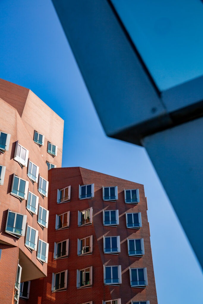 Vordergrund macht Bild gesund. Besonders, wenn sich Linien in der Architektur so perfekt ergänzen.