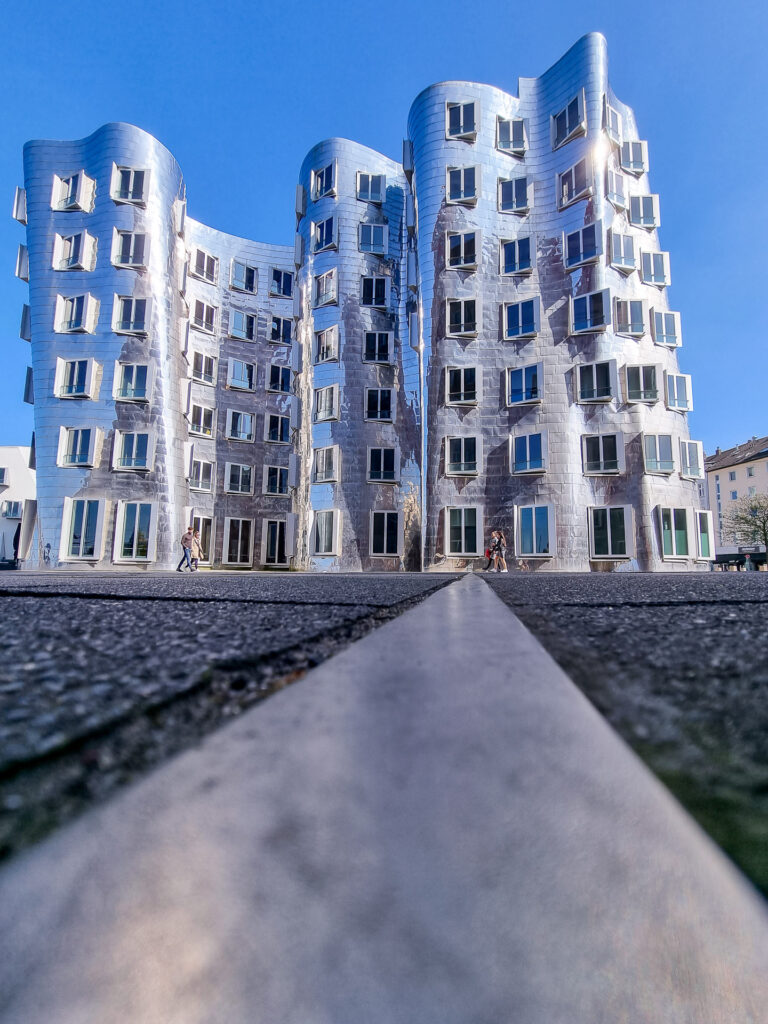 Es erwartet dich ein besonders ausgefuchster Spielplatz der Architektur - die berühmten Gehry-Bauten.