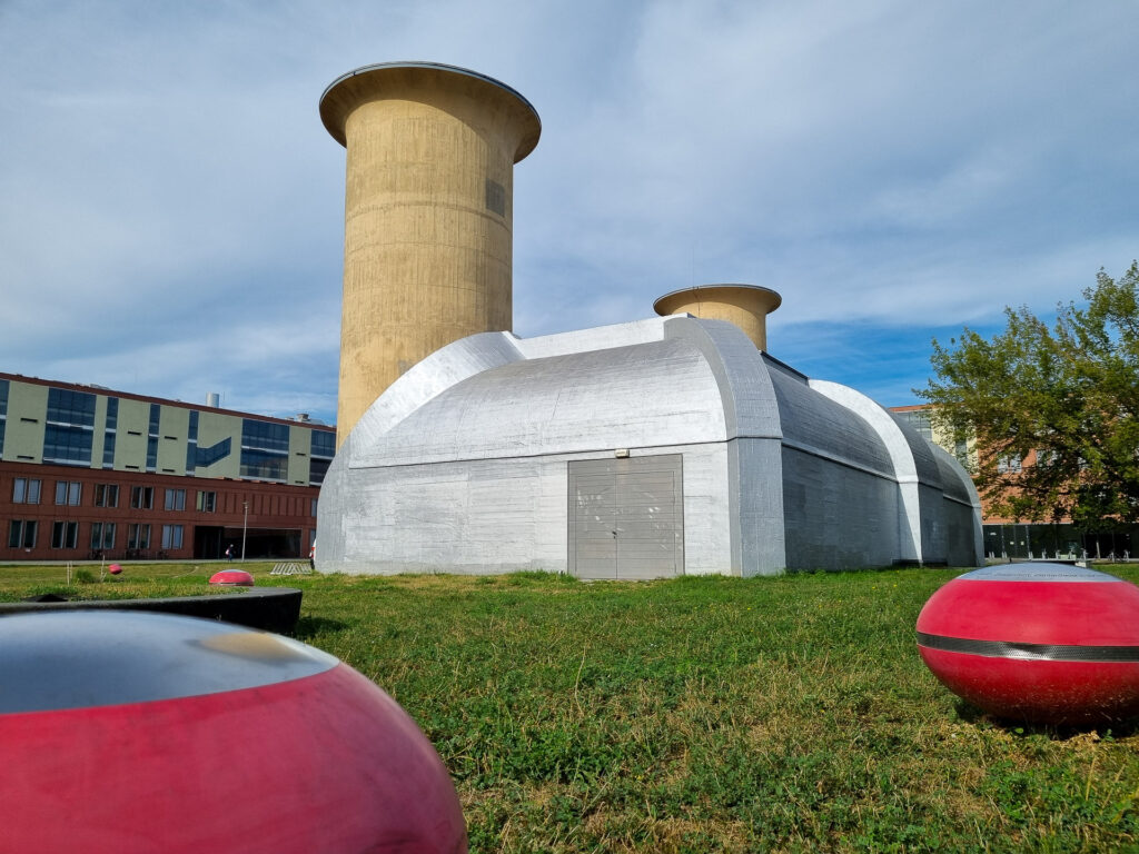 Bei unserem Fotokurs Architekturfotografie Adlershof Berlin fotografieren wir spannende Gebäude der Wissenschafts- und Technologiezentren.