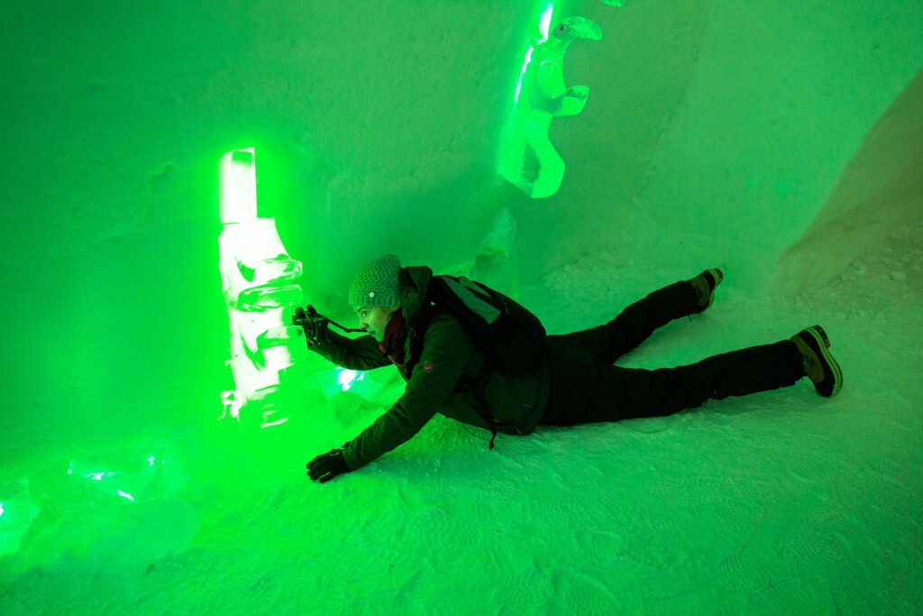 Gemeinsam fotografieren wir bei einem Tagesausflug das einzigartige Lainio Snow Village, ein Hotel, das jedes Jahr aus Eis und Schnee gebaut wird.