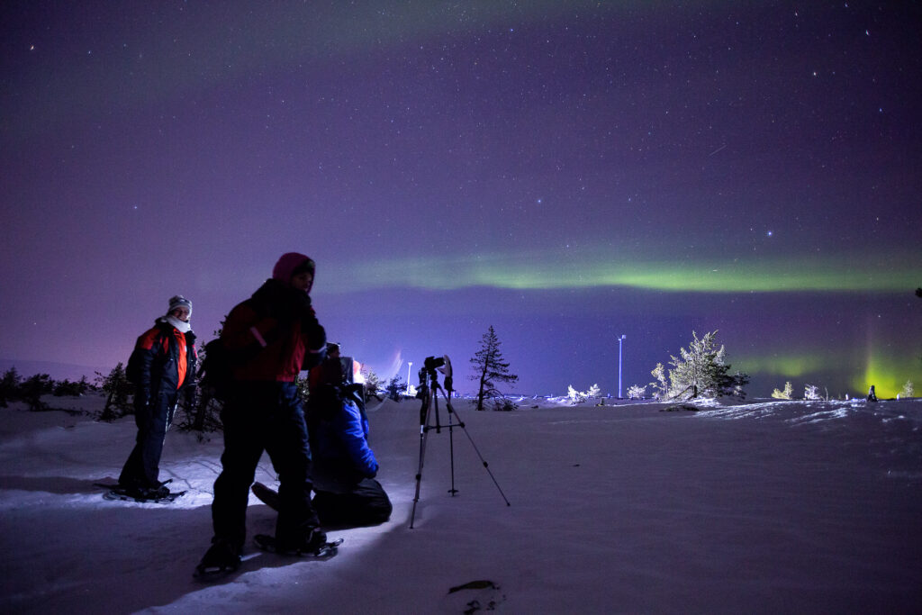 In der Nacht gehen wir gemeinsam auf fotografische Polarlicht-Jagd.