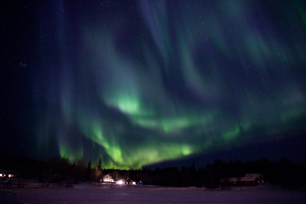 Die Sonne ist gerade besonders aktiv und das spektakuläre Naturschauspiel wird in Finnland auch Fuchsfeuer genannt. Allein schon deshalb sollten unsere Chancen auf Polarlicht außerordentlich groß sein.