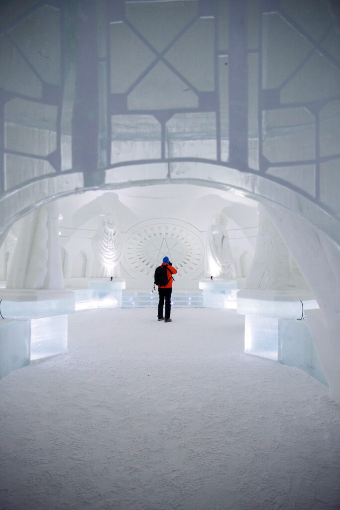 Nach einer Führung durch das Hotel erwartet uns auch die Eisbar sowie die Kapelle aus Eis.