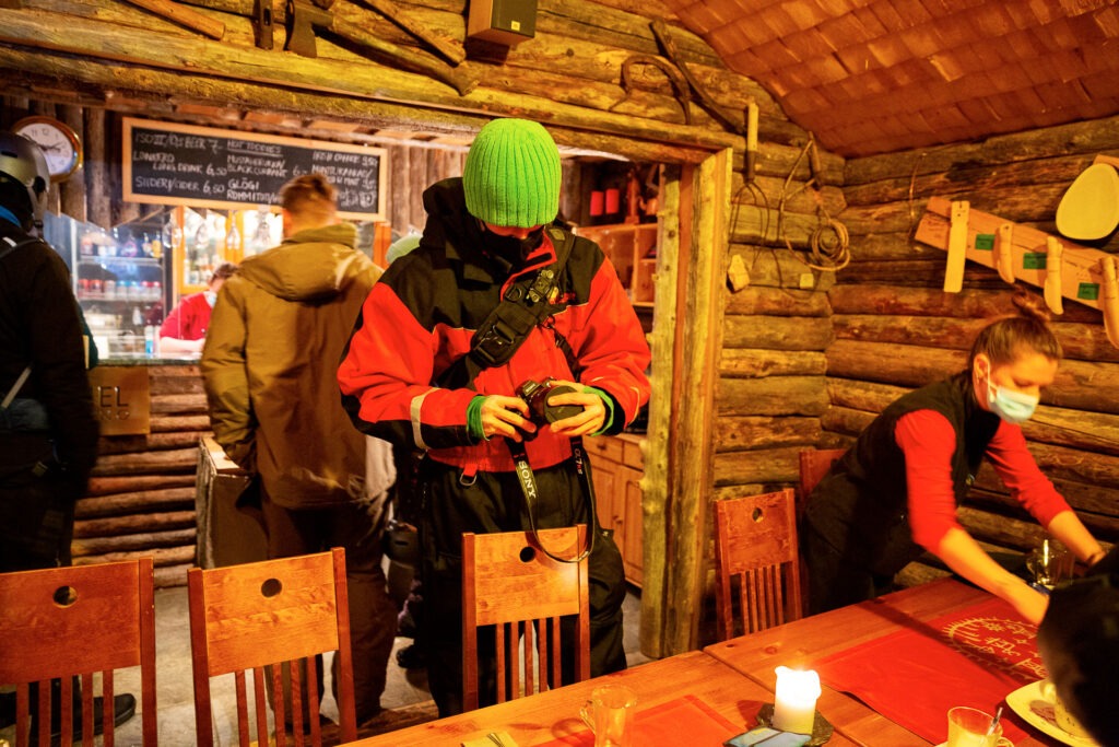 Bei unseren Fotostreifzügen kommt der kulinarische Genuss nie zu kurz. Im Lainio Snow Village und der Rihi Hütte wirst du mit finnischen Gerichten zur Stärkung erwartet.