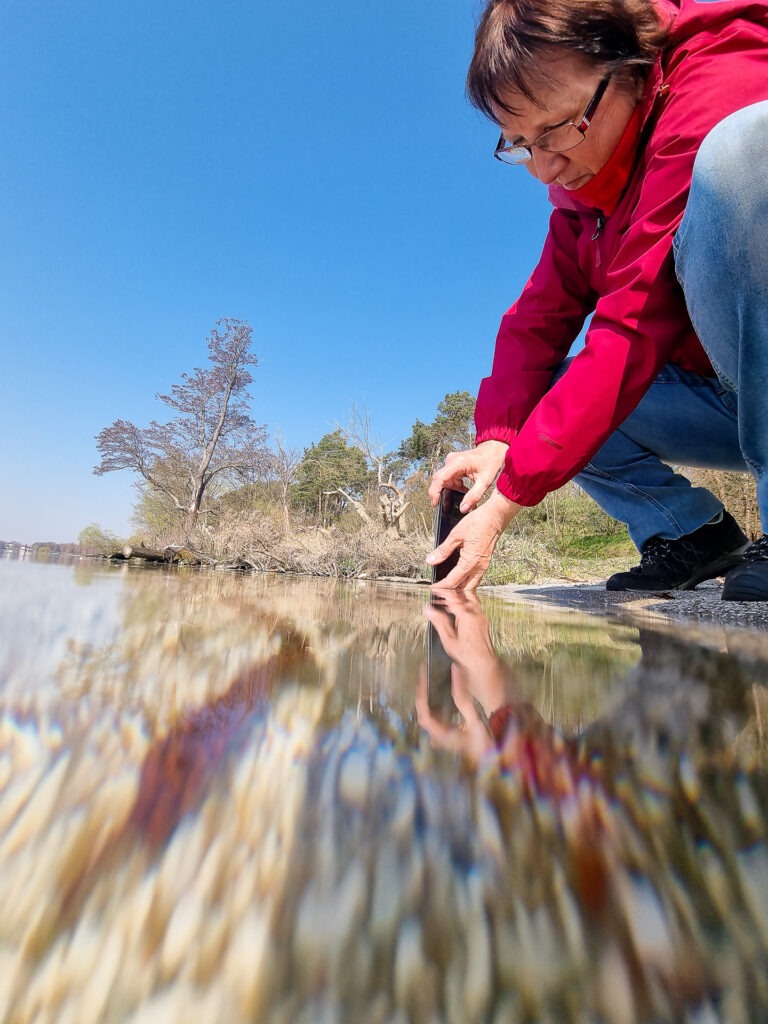 Aber auch mit einem Handy, das nicht wasserfest ist, zeigen wir dir Tricks, wie du den Müggelsee in einer ausgefuchsten Perspektive in Szene setzt.